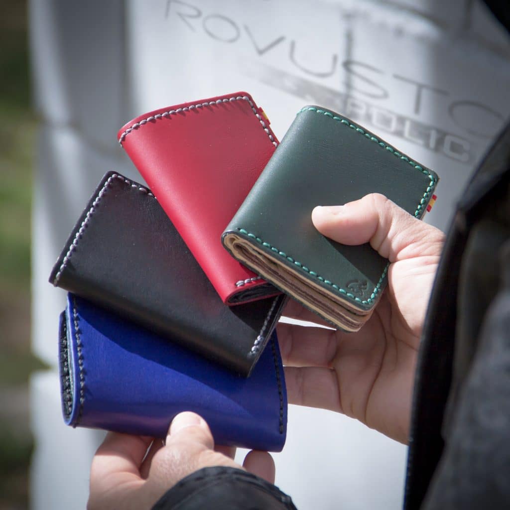Distintos colores en carteras portaplacas de piel natural e hilo resistente.